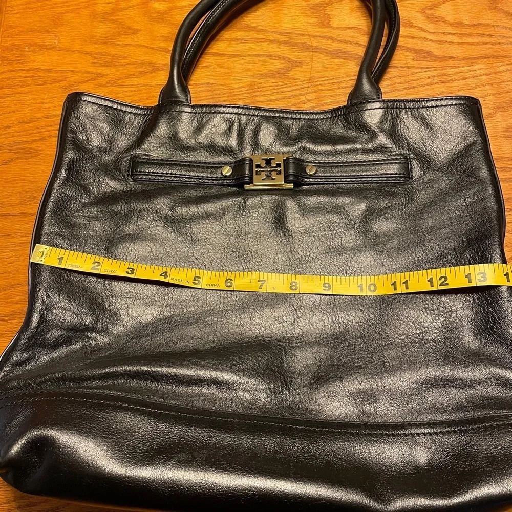 Authentic Leather Tory Burch Shoulder Bag .